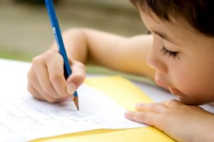Niño escribiendo