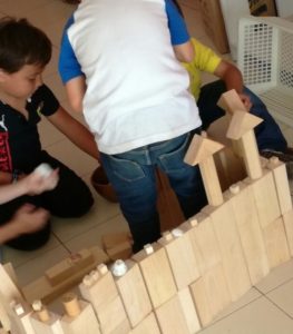 niños construyendo